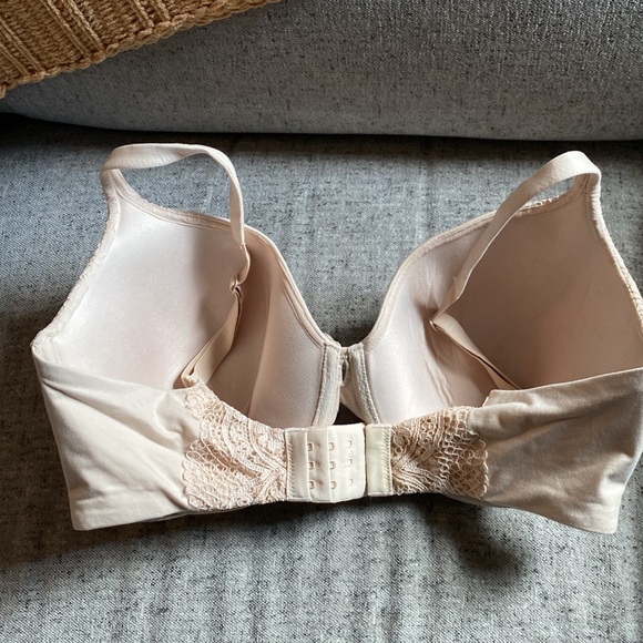 Victoria’s Secret Body by Victoria Bra. 36DDD Like new. Smoke free home! - Picture 2 of 3